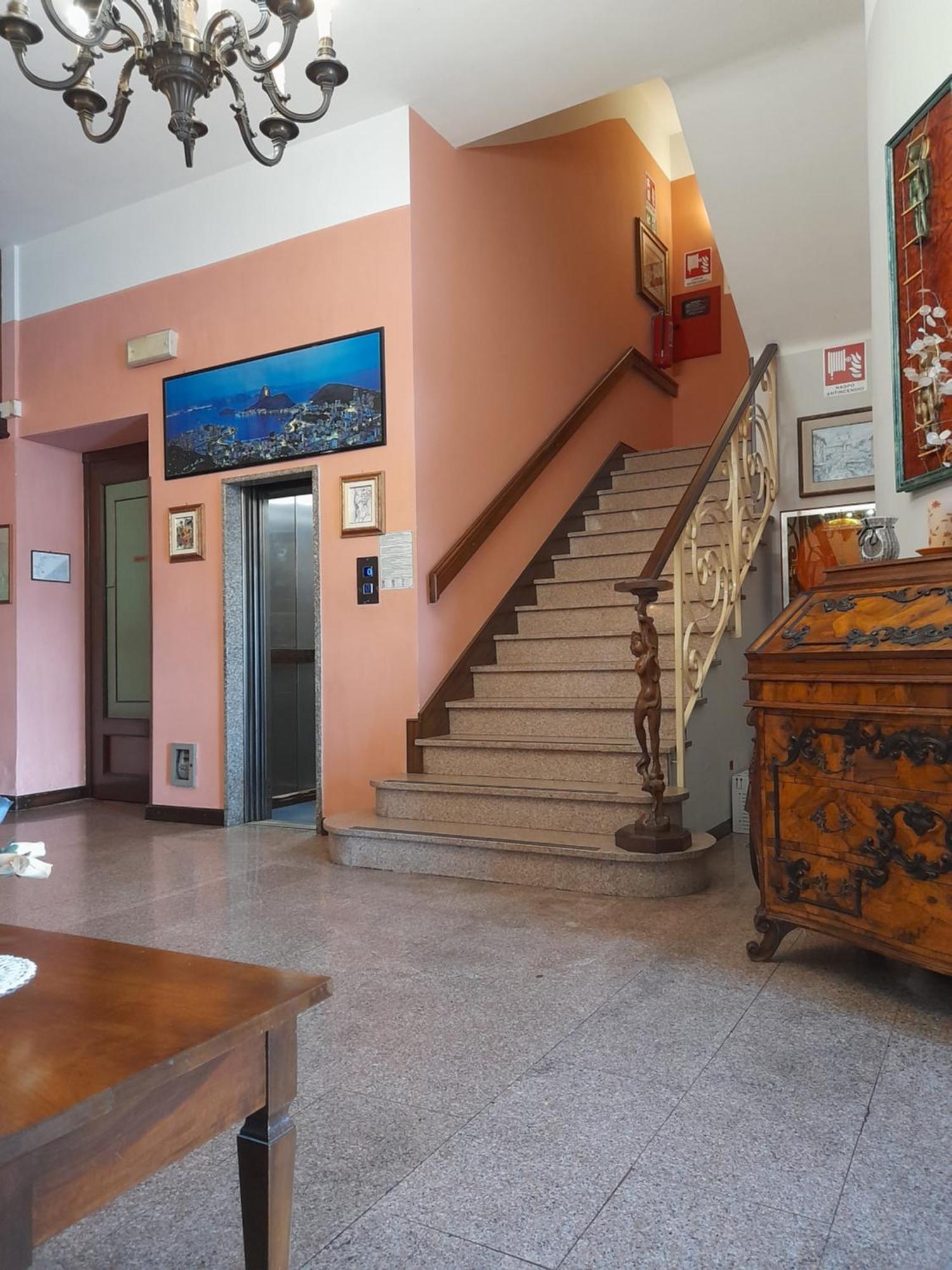 ארונה Hotel Florida מראה חיצוני תמונה