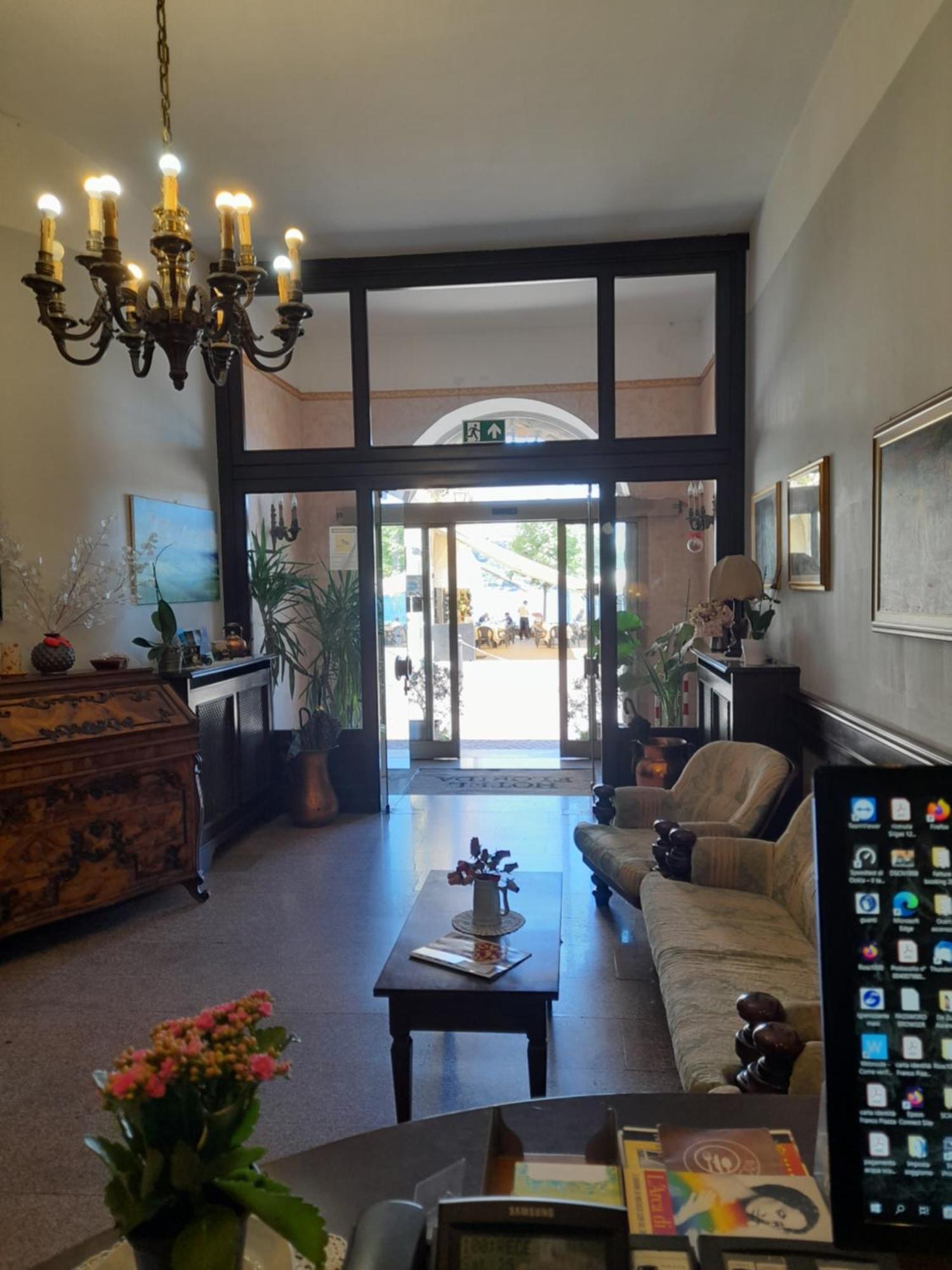 ארונה Hotel Florida מראה חיצוני תמונה