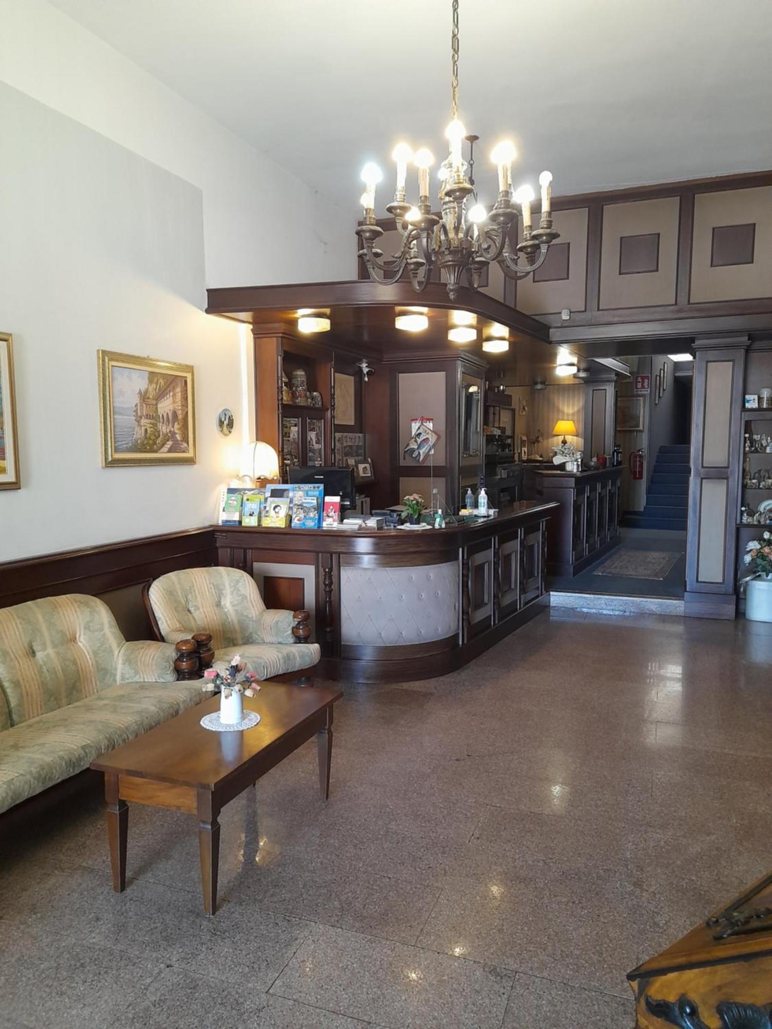 ארונה Hotel Florida מראה חיצוני תמונה