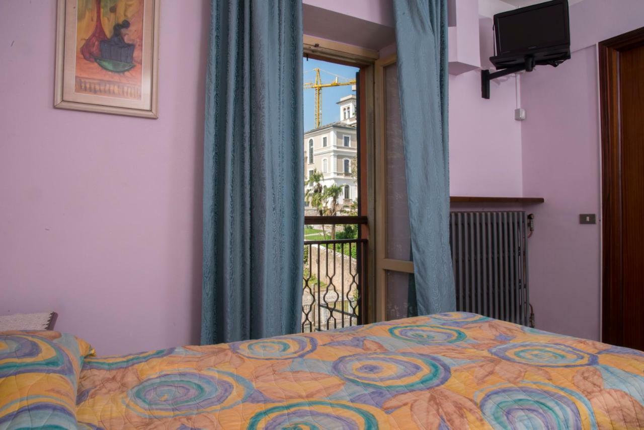 ארונה Hotel Florida מראה חיצוני תמונה