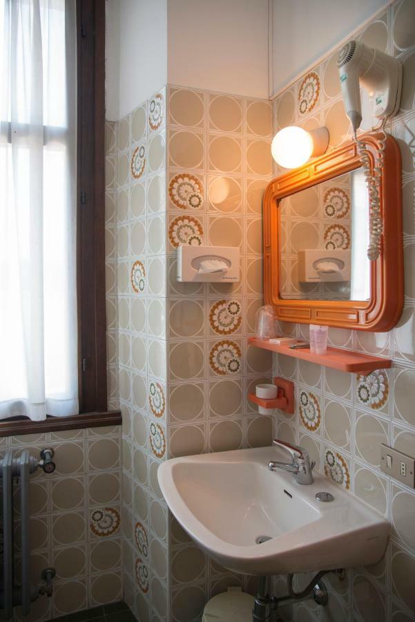 ארונה Hotel Florida מראה חיצוני תמונה