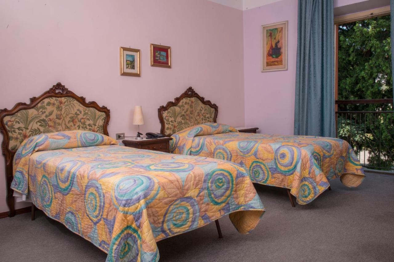 ארונה Hotel Florida מראה חיצוני תמונה
